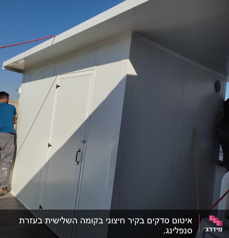 שני אנשים עובדים על מבנה לבן עם חבלים